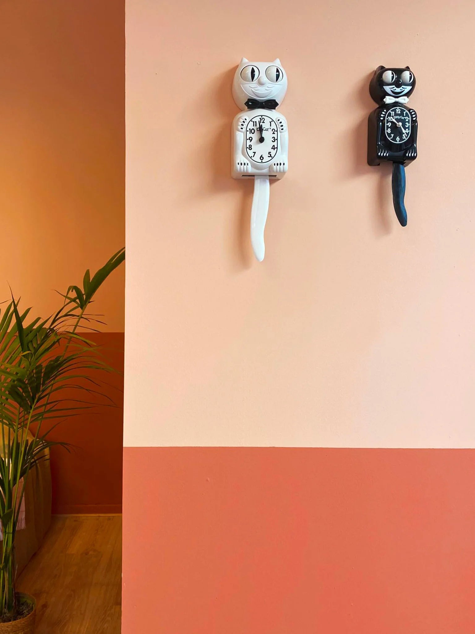 Otto's Corner Store - White Kit - Cat Klock