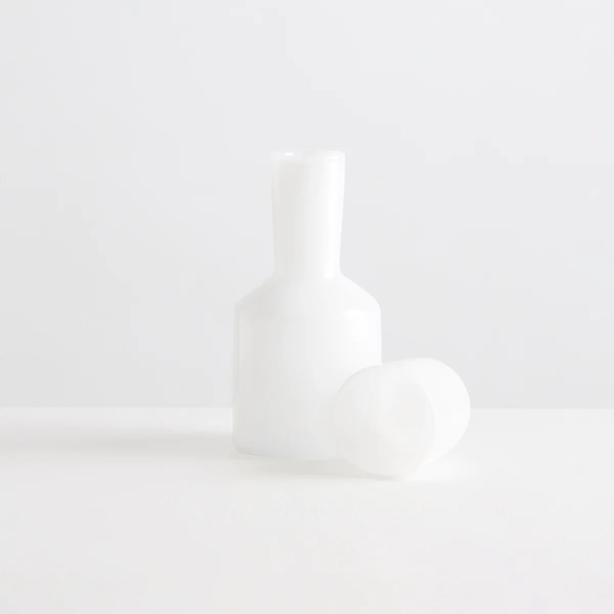 Otto's Corner Store - J'AI SOIF CARAFE & GLASS - OPAQUE WHITE